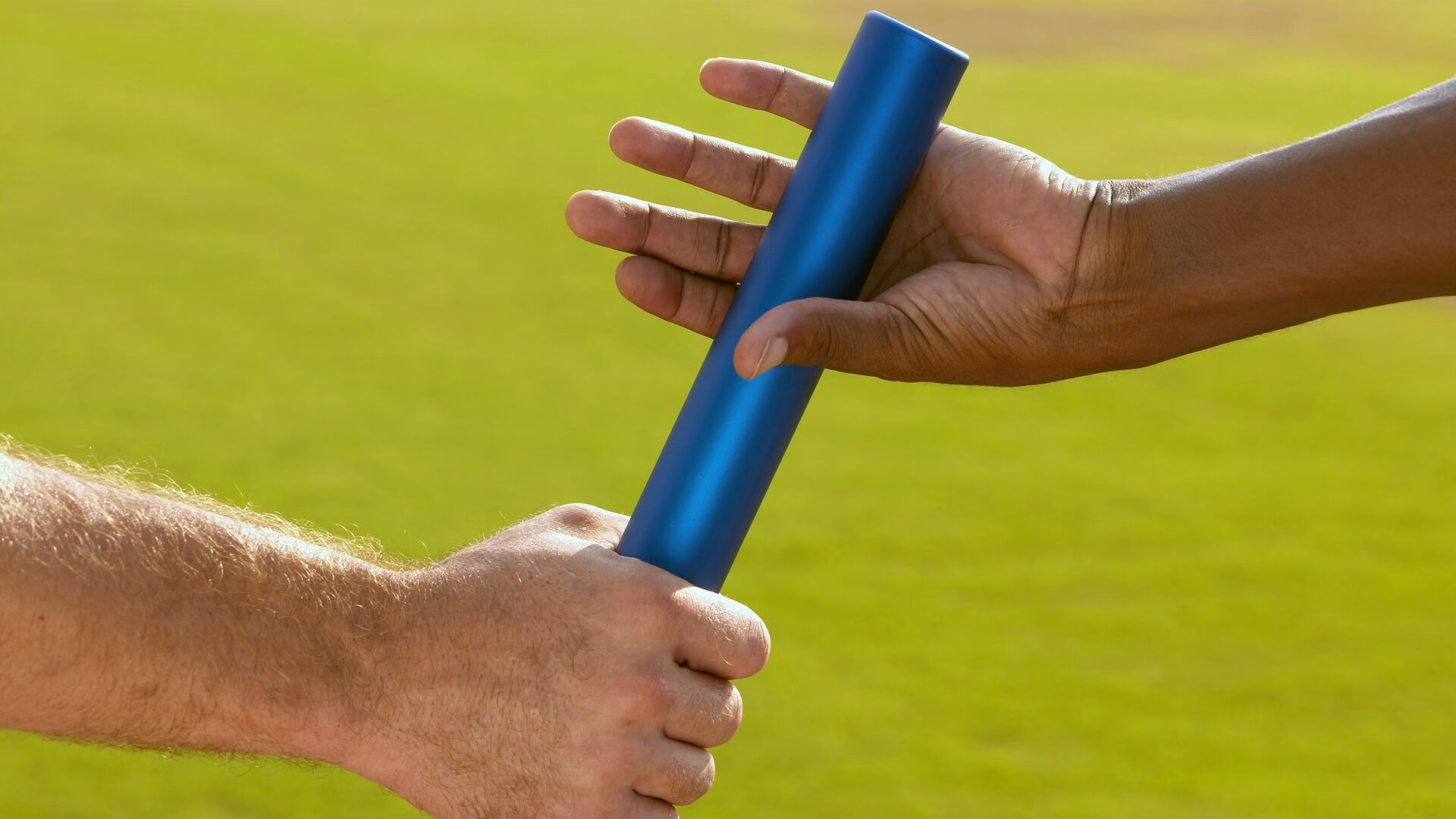 英超：利物浦2-0击败曼联，萨拉赫和菲尔米诺双双出彩，利物浦官方宣布与萨拉赫续约